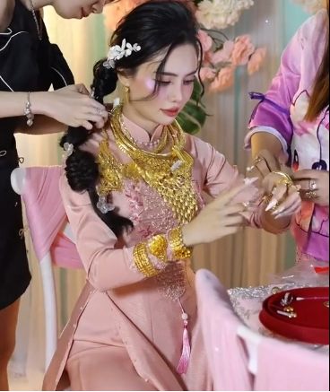 Dù biết trước sẽ được nhà chồng tặng vàng nhưng khi nhận hơn 20 cây vàng, cô dâu An Giang vẫn bất ngờ. “Tôi vui và cảm động trước tình yêu thương của hai bên gia đình dành cho vợ chồng tôi”, Hoa nói.