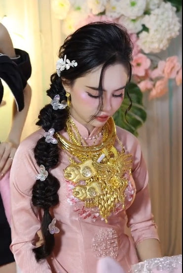 Nhà chồng Hoa ở Hậu Giang, hai nhà cách nhau 170km. Chồng Hoa lớn hơn cô 10 tuổi, hiện kinh doanh bất động sản tại TPHCM. Cặp đôi quen biết nhau vào năm 2023 trong một lần làm việc chung.