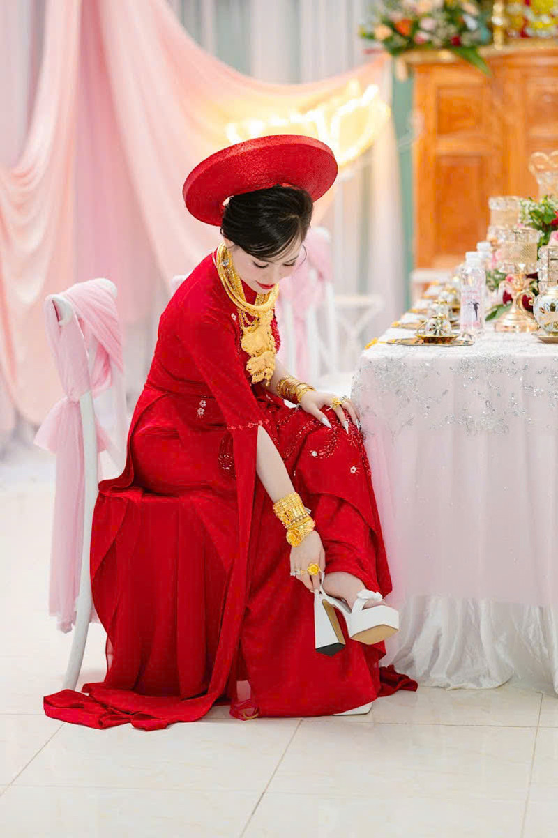 Nguyễn Hoa chia sẻ, số vàng cô đeo trong ngày cưới là hơn 20 cây. Đây là quà do nhà chồng tặng.