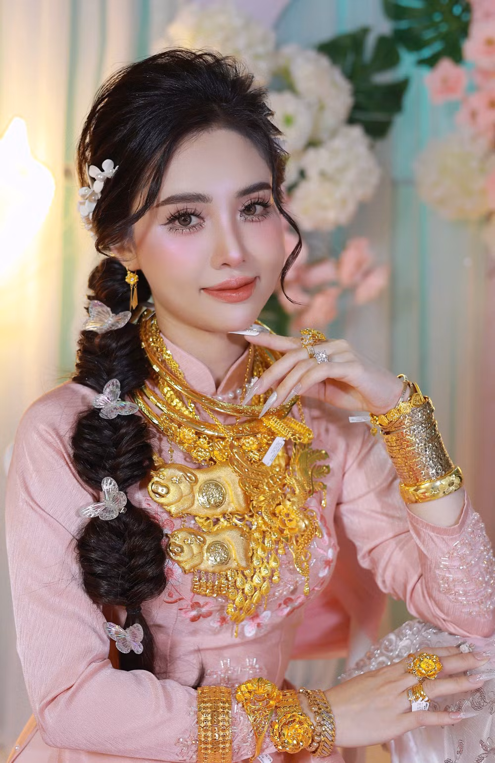 Cô dâu trong clip là Nguyễn Hoa (quê An Giang). Lễ cưới của cô diễn ra hôm 10/4 tại nhà gái và 15-16/4 tại nhà trai.