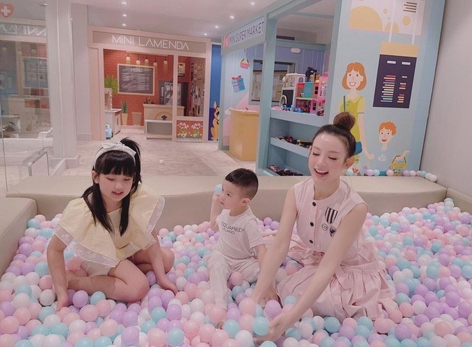 Ngày 15/9/2017, Huyền Baby hạ sinh cho đại gia Quang Huy thêm một cậu con trai tên Khôi Vĩ (gọi ở nhà là Sữa).