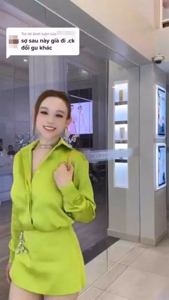 Huyền Baby cho biết: "Hôm nay Huyền có đọc được một comment như trên. Huyền nghĩ rằng mỗi người phụ nữ đều có quan điểm và định hướng riêng cho bản thân. Sắc đẹp vốn là ấn tượng ban đầu, nó là một lợi thế nhưng không phải là tất cả. Bạn sẽ là người quyết định cuộc đời của bạn vì vậy Huyền luôn nhấn mạnh phụ nữ cần phải tự chủ trong cuộc sống để khi gặp bất cứ chuyện gì cũng sẽ đứng vững...