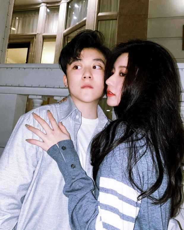 Những hành động tình tứ, thân mật của cặp đôi đồng tính liên tục trở thành chủ đề được dân mạng quan tâm.