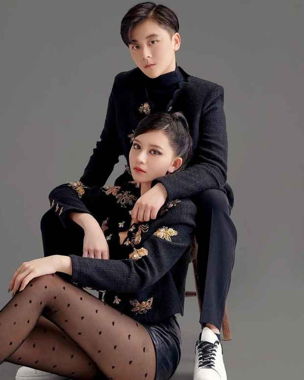 Bâu Krysie (tên thật Nguyễn Ngọc Phương Vy, SN 2000) được biết đến là nữ chính trong MV "Laylalay" của ca sĩ Jack. Trong khi đó, Gavin (SN 1997, Trung Quốc) là tomboy khá nổi tiếng trên mạng.