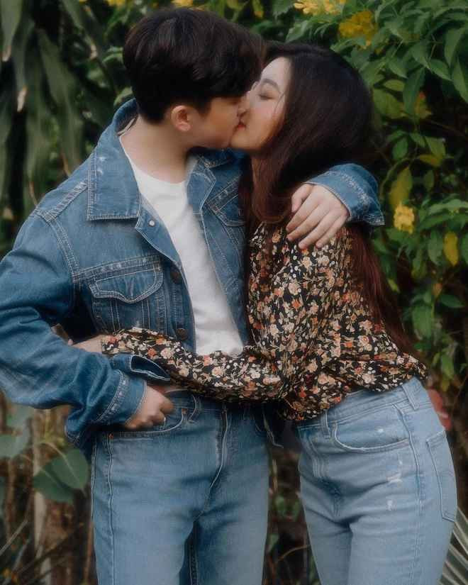 Khoảng 8 tháng sau, người đẹp sinh năm 2000 chính thức công khai bạn trai bằng việc đăng tải những hình ảnh lãng mạn lên mạng xã hội