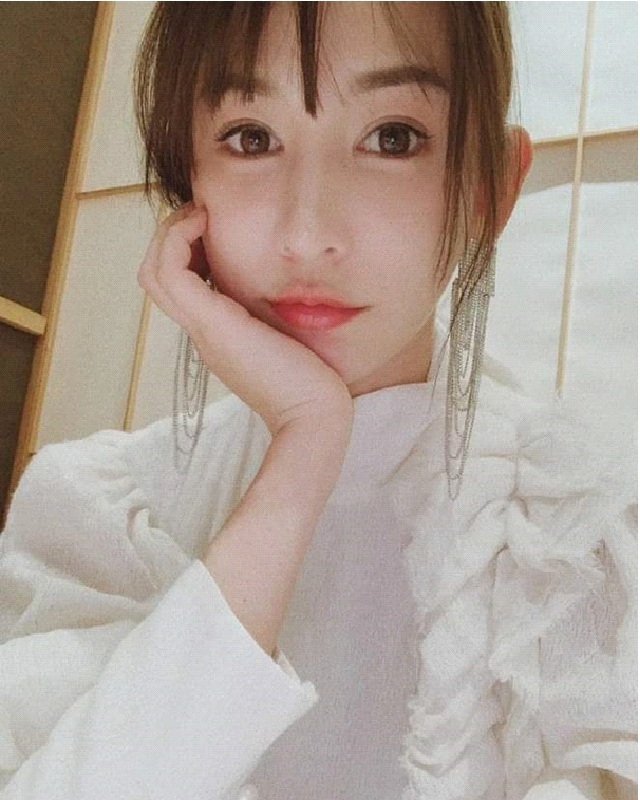 Lý Dịch Phong thậm chí còn dặn dò Blase Loan Loan phải cẩn thận để không bị bắt gặp. Tuy nhiên, người đẹp này vẫn làm lộ chuyện.