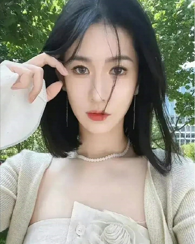 Trên tài khoản Weibo phụ, Blase Loan Loan thậm chí còn chia sẻ kinh nghiệm phòng the và miêu tả chuyến du lịch 5 ngày 4 đêm với "chàng 54" (được hiểu là biệt danh của Lý Dịch Phong) là "khó quên".