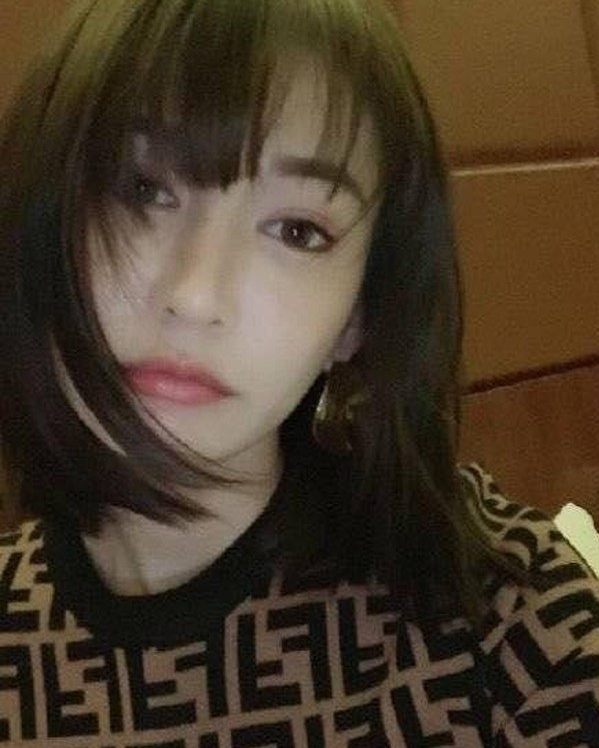 Trên mạng lan truyền nhiều hình ảnh cho thấy sự trùng hợp về thời gian và địa điểm check-in của Lý Dịch Phong và hot girl này.