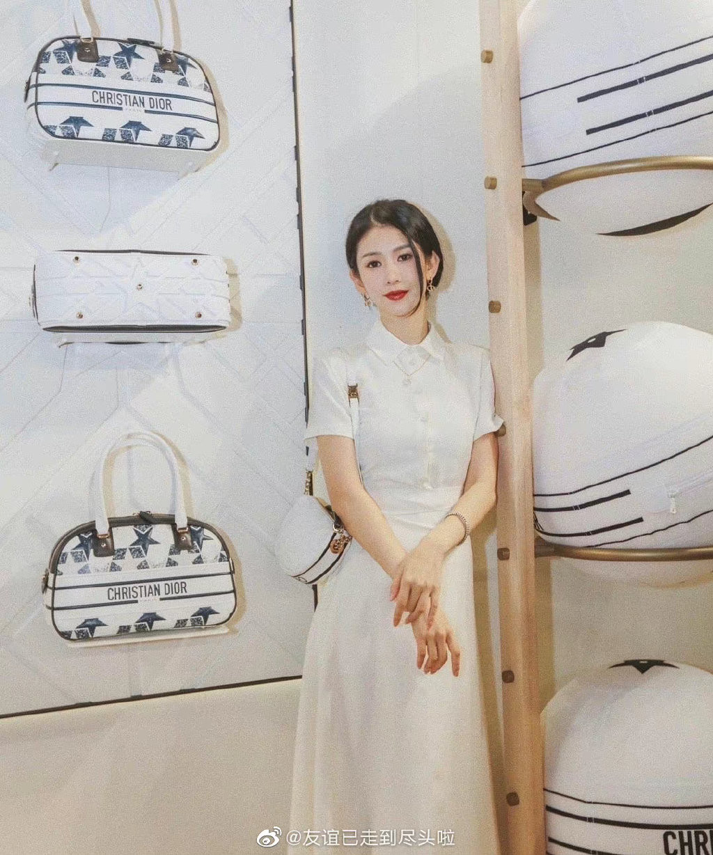 Đáng nói, trong thời gian này, Lý Dịch Phong cũng có mặt tại Hàn Quốc để chụp ảnh cho 1 tờ tạp chí. Hai hôm sau, hai người cùng theo dõi tài khoản Weibo của nhau.