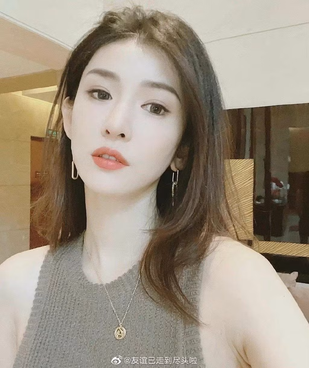 Blase Loan Loan cũng là bạn thân nhiều năm của cựu thần tượng Hàn Quốc Seungri (người trước đó cũng vướng lùm xùm mua bán dâm, môi giới mại dâm và buôn bán chất cấm).