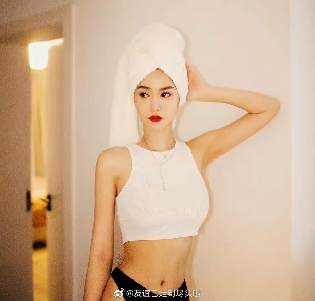 Đáng chú ý, trong khi Lý Dịch Phong bị gọi tên, Blase Loan Loan đã đăng trên Weibo cá nhân nội dung 'chuyện đến nước này rồi, ăn cơm cái đã' - điều này giống như cô nàng đang khẳng định mọi chuyện đồn đoán đều là sự thật.