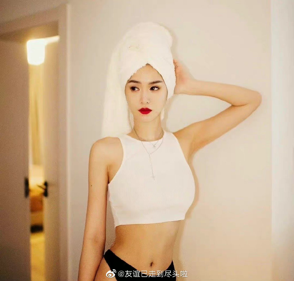 Đáng chú ý, trong khi Lý Dịch Phong bị gọi tên, Blase Loan Loan đã đăng trên Weibo cá nhân nội dung 'chuyện đến nước này rồi, ăn cơm cái đã' - điều này giống như cô nàng đang khẳng định mọi chuyện đồn đoán đều là sự thật.