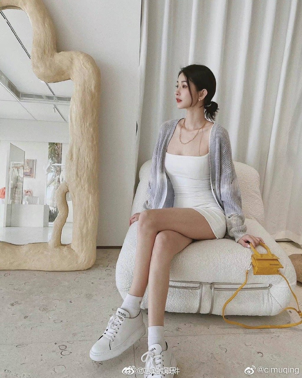 Dân mạng đang chia sẻ tin đồn Blase Loan Loan sinh năm 1989, sống tại Thượng Hải, kinh doanh quần áo, mỹ phẩm để che giấu công việc thực sự là 'phục vụ' các nhân vật giàu có, nổi tiếng.