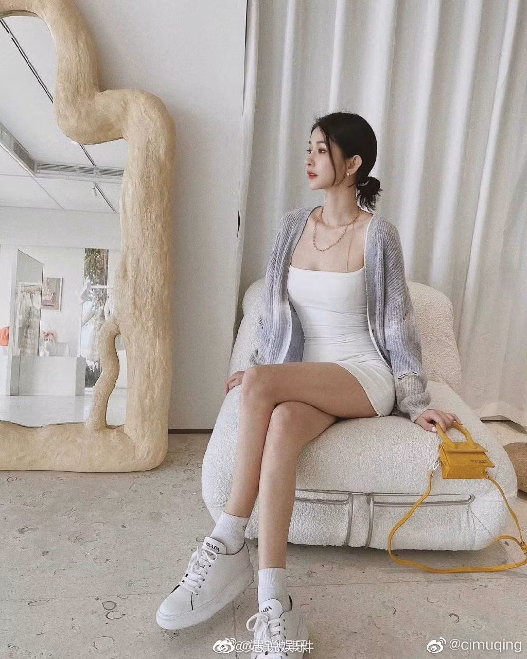 Dân mạng đang chia sẻ tin đồn Blase Loan Loan sinh năm 1989, sống tại Thượng Hải, kinh doanh quần áo, mỹ phẩm để che giấu công việc thực sự là 'phục vụ' các nhân vật giàu có, nổi tiếng.