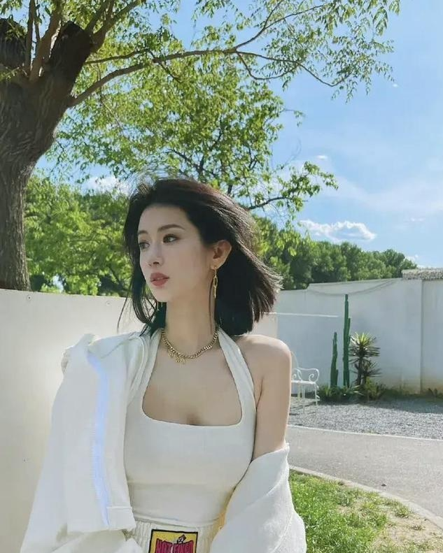 Blase Loan Loan được cho là cô nàng đã cùng Lý Dịch Phong du lịch 5 ngày 4 đêm tại Đảo Koh Samui (Thái Lan) từ năm 2018. Có luồng thông tin rằng chàng diễn viên Hoa ngữ chi tiền để bao người đẹp đến đảo này và mối quan hệ của họ là "bạn tình bay đêm", hoặc là bên "mua" và bên "bán".