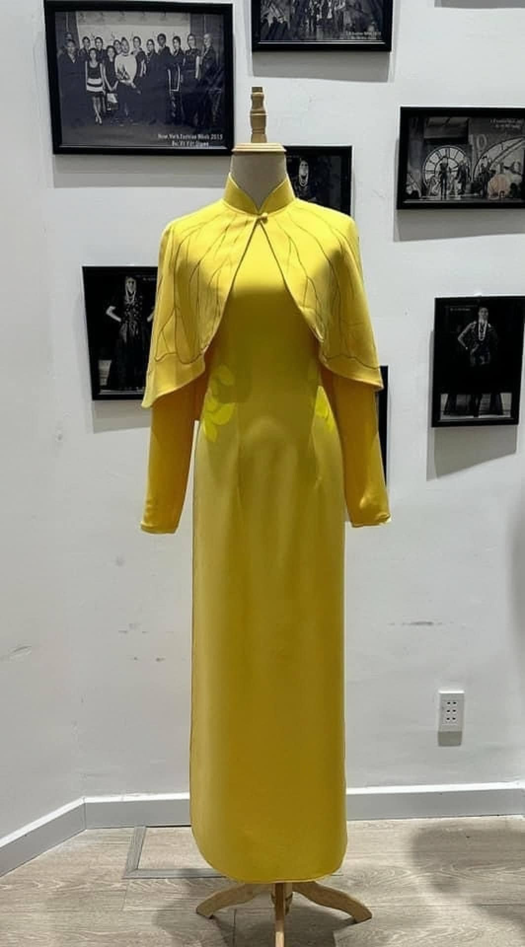 Theo những video/hình ảnh được chia sẻ bởi NTK áo dài Võ Việt Chung, các thiết kế này vẫn giữ lại 2 màu sắc xanh - vàng của Vietnam Airlines, phần sửa đổi lớn nhất tập trung vào chi tiết cổ áo, ống tay và hoa văn.