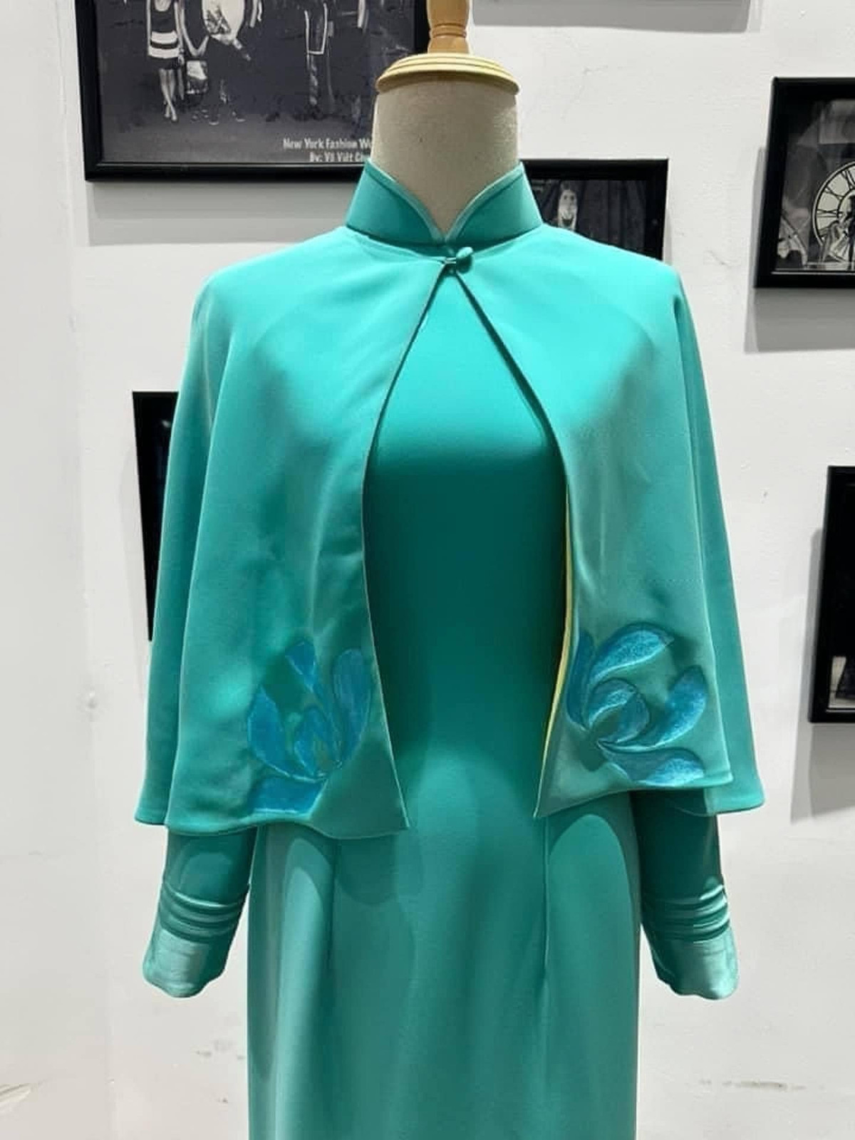 Theo đó, trên trang cá nhân, NTK Võ Việt Chung từng đăng tải các bài viết nhắc tên Vietnam Airlines và hình ảnh triển khai ý tưởng mẫu áo dài mới. Sau đó, các tác phẩm chi tiết cùng lần lượt được lộ diện trên trang cá nhân của anh này, làm nổ ra làn sóng tranh cãi gay gắt.