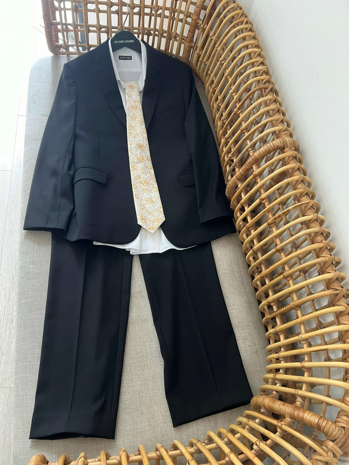 Ngoài ra, những chiếc áo dài này cũng được nhận diện bằng các chi tiết có ý nghĩa như cổ áo chữ V và logo hoa sen đặc trưng của thương hiệu.