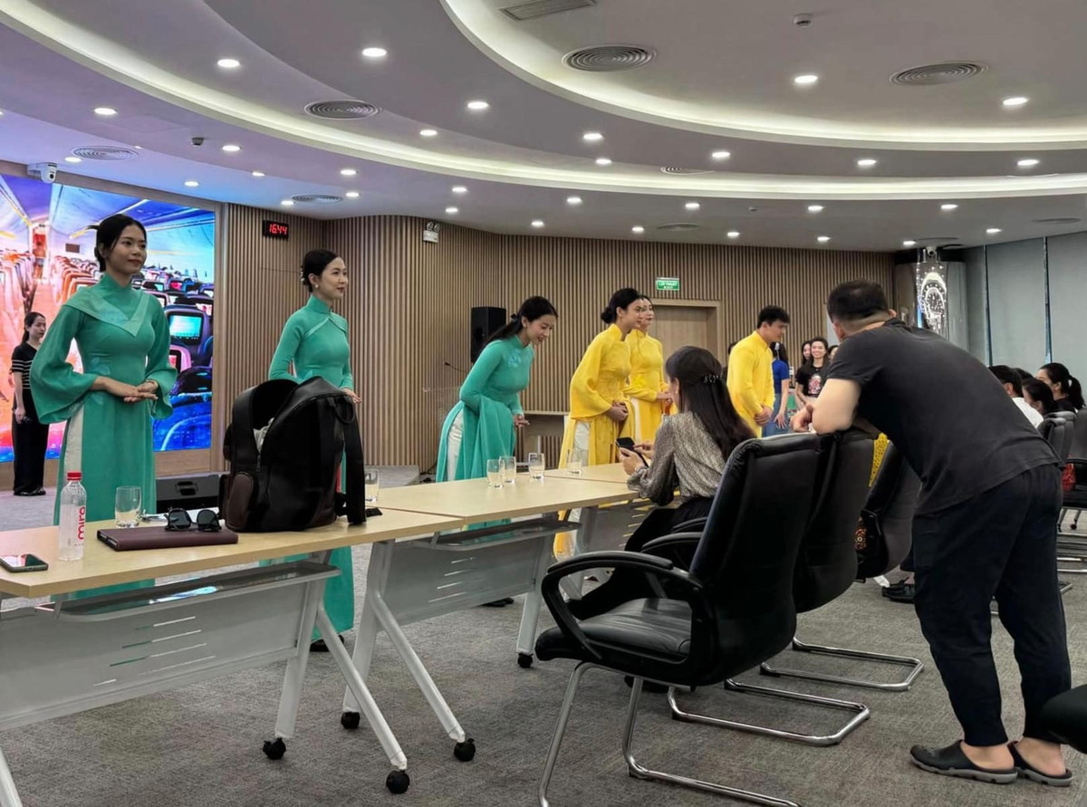 Cụ thể, trên MXH, một vài tài khoản đã thể hiện thái độ thất vọng lẫn bức xúc khi thấy những chiếc áo dài nọ, họ cho rằng những chi tiết rườm rà trong thiết kế này sẽ gây mệt mỏi, ảnh hưởng đến công việc của người tiếp viên.