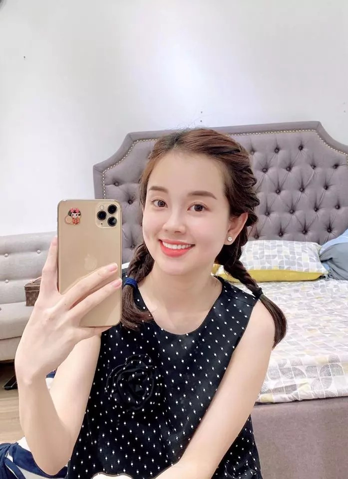 Được biết, chiếc xe Ly Kute vừa mua thuộc một thương hiệu có tiếng. Dù không tiết lộ giá tiền cụ thể để "rinh" em xế hộp, nhưng chỉ cần nhìn nội thất sang xịn mịn, ai cũng có thể đoán cô đã rút hầu bao một khoản không nhỏ.