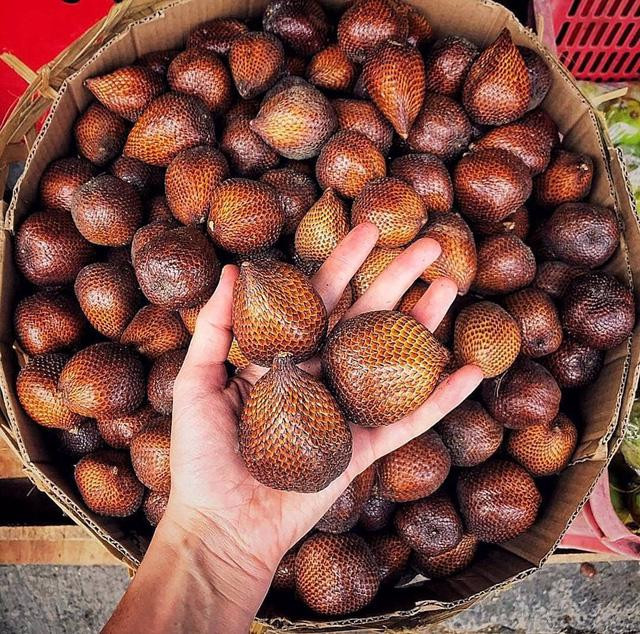 Theo chia sẻ của một số nhà "trái cây học" trên mạng xã hội, quả mây Bali còn được gọi là Salak Bali, quả da rắn Bali. Nó cũng cùng họ với quả mây Thái nhưng vỏ có màu nâu đậm hơn, hình dáng quả có phần to, múp, và bên trong thì nhiều thịt hơn.