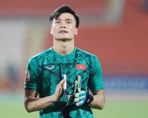 Khong duoc sang UAE voi doi tuyen Viet Nam, Bui Tien Dung lam gi?