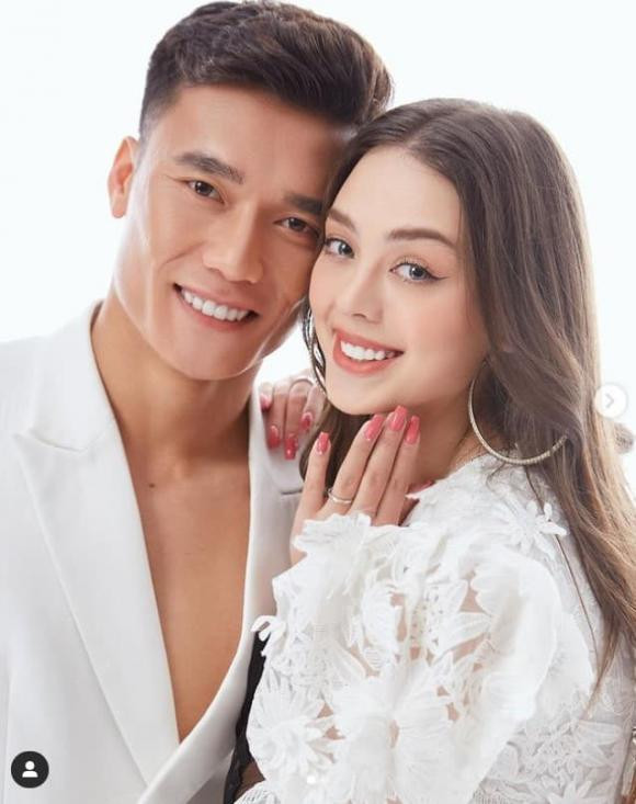 Sau thời gian "úp úp mở mở", cả Bùi Tiến Dũng và Dianka đã công khai tình cảm trước công chúng. Từ đó, mọi "nhất cử nhất động" của cặp đôi này đều bị các cặp mắt của netizen theo dõi sát sao.