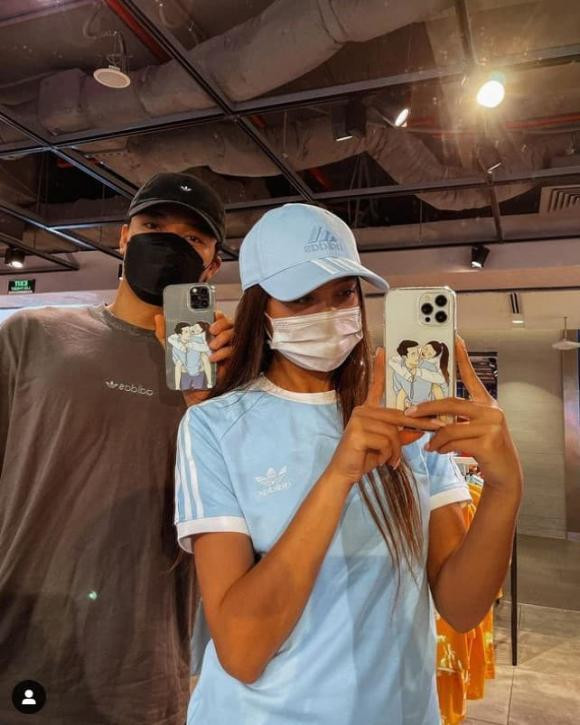 Mặc dù sự nghiệp bóng đá đang giảm sút nhưng thủ môn Bùi Tiến Dũng lại có tình yêu đẹp với bạn gái Tây Dianka.