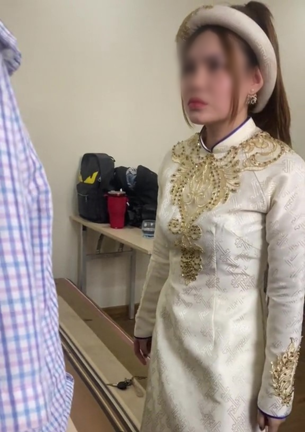 Cụ thể, ngay trong đoạn clip đã xuất hiện lời qua tiếng lại của cô dâu và bố chồng.