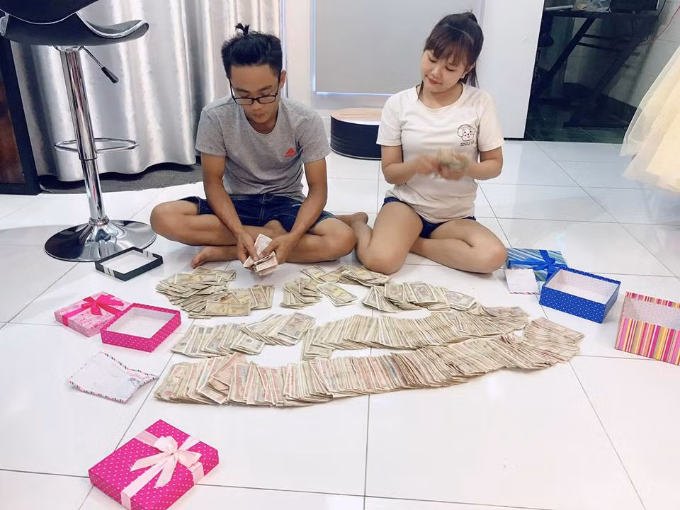 Trước thái độ tức giận của cô dâu, chú rể nói với vợ: “Có mấy đồng bạc sao em suốt ngày tiền, tiền, tiền”. Đáp lại, nàng dâu liền có thái độ phản kháng: “Tại anh. Anh không có chính kiến riêng của mình à? Cái gì anh cũng chỉ nghe mẹ thôi”. Ảnh minh hoạ.