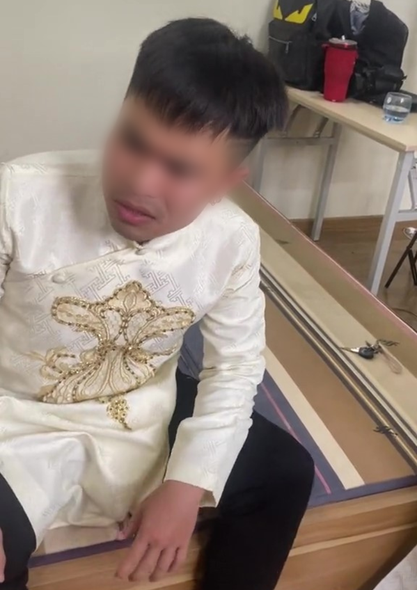 Bố chồng cho rằng cô gái là con dâu mới về nhà thì cư xử như vậy với mẹ chồng là không phải phép. Tuy nhiên, cô gái cũng không ngần ngại phản bác và cho rằng mẹ chồng thậm chí còn có ý định "tác động vật lý" với cô lại càng không được.