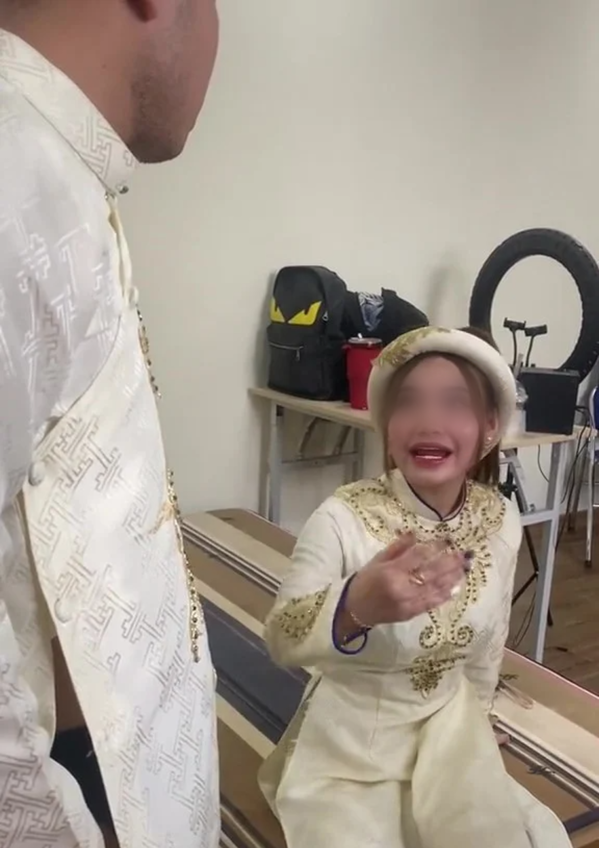 Mới đây, trên mạng bất ngờ lan truyền một đoạn video ghi lại cảnh cô dâu lời qua tiếng lại với gia đình nhà chồng về chuyện có nên đưa tiền cho mẹ chồng giữ không đã thu hút sự chú ý của rất nhiều người và nhận về những ý kiến trái chiều.