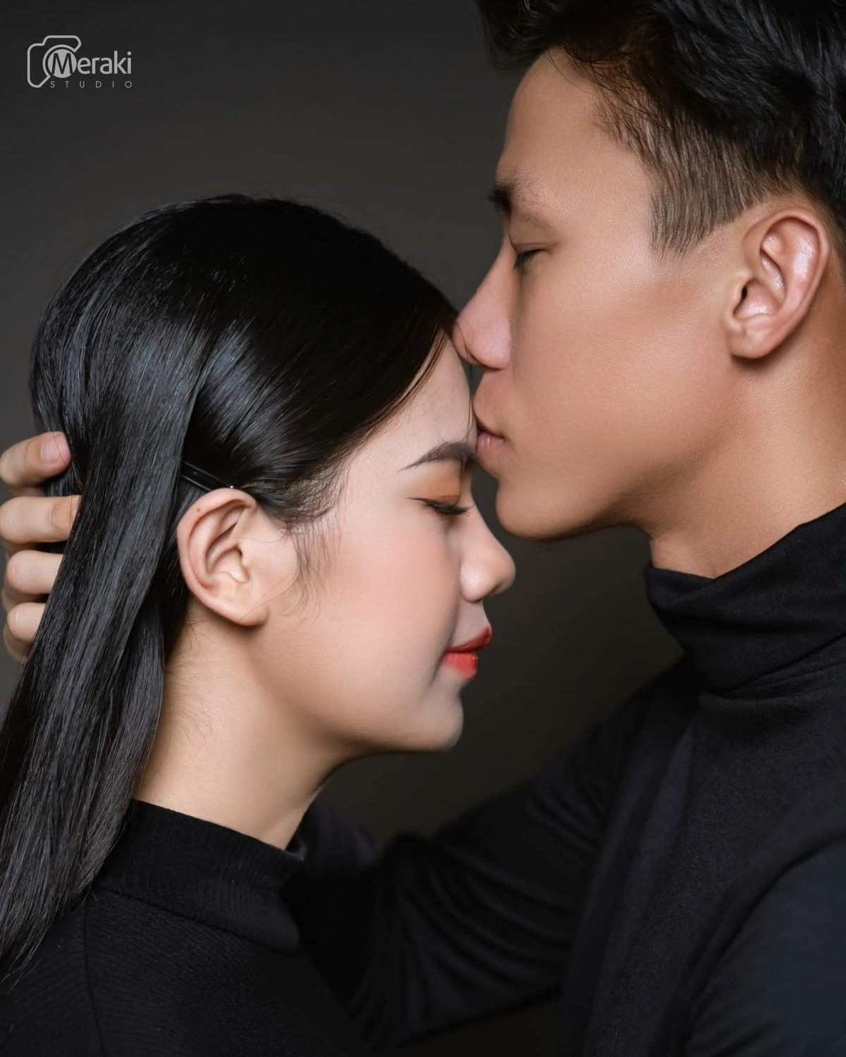 Đá bóng hay lại đẹp trai với chiếc răng khểnh cực duyên, khó ai mà tưởng tượng được đội trưởng đội tuyển Việt Nam đã phải mất đến 2 năm ròng rã để tán đổ nàng hoa khôi Dương Thùy Phương.