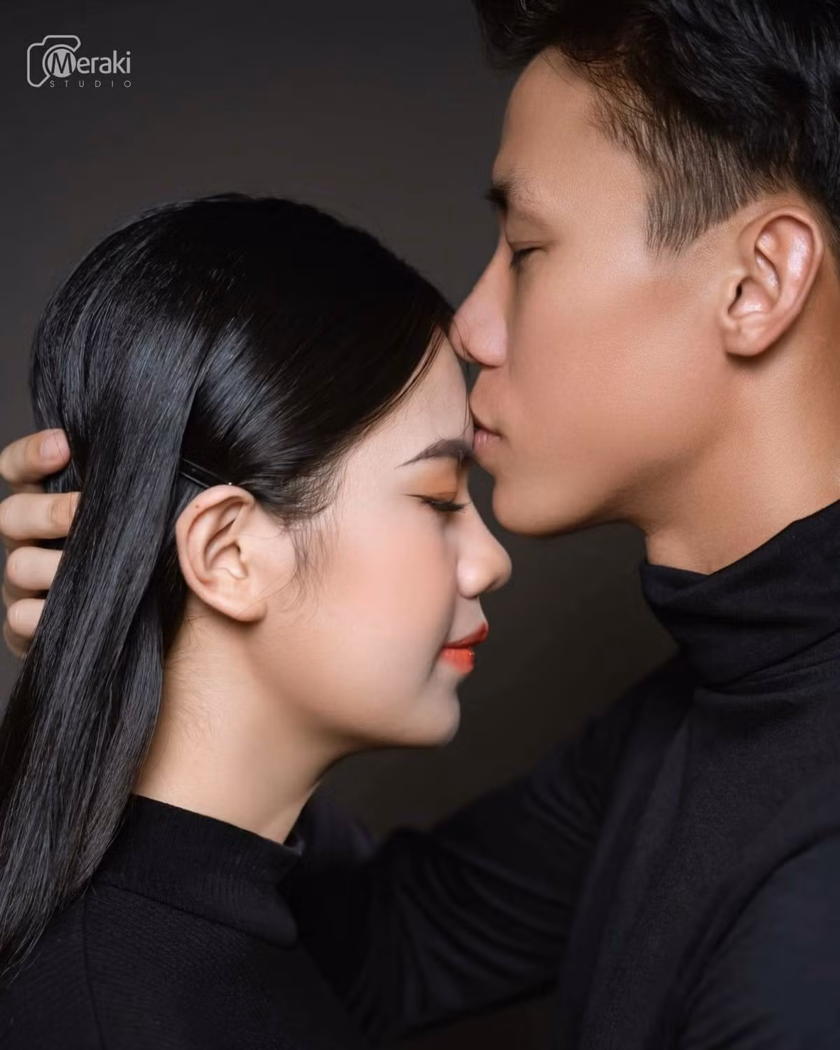 Đá bóng hay lại đẹp trai với chiếc răng khểnh cực duyên, khó ai mà tưởng tượng được đội trưởng đội tuyển Việt Nam đã phải mất đến 2 năm ròng rã để tán đổ nàng hoa khôi Dương Thùy Phương.