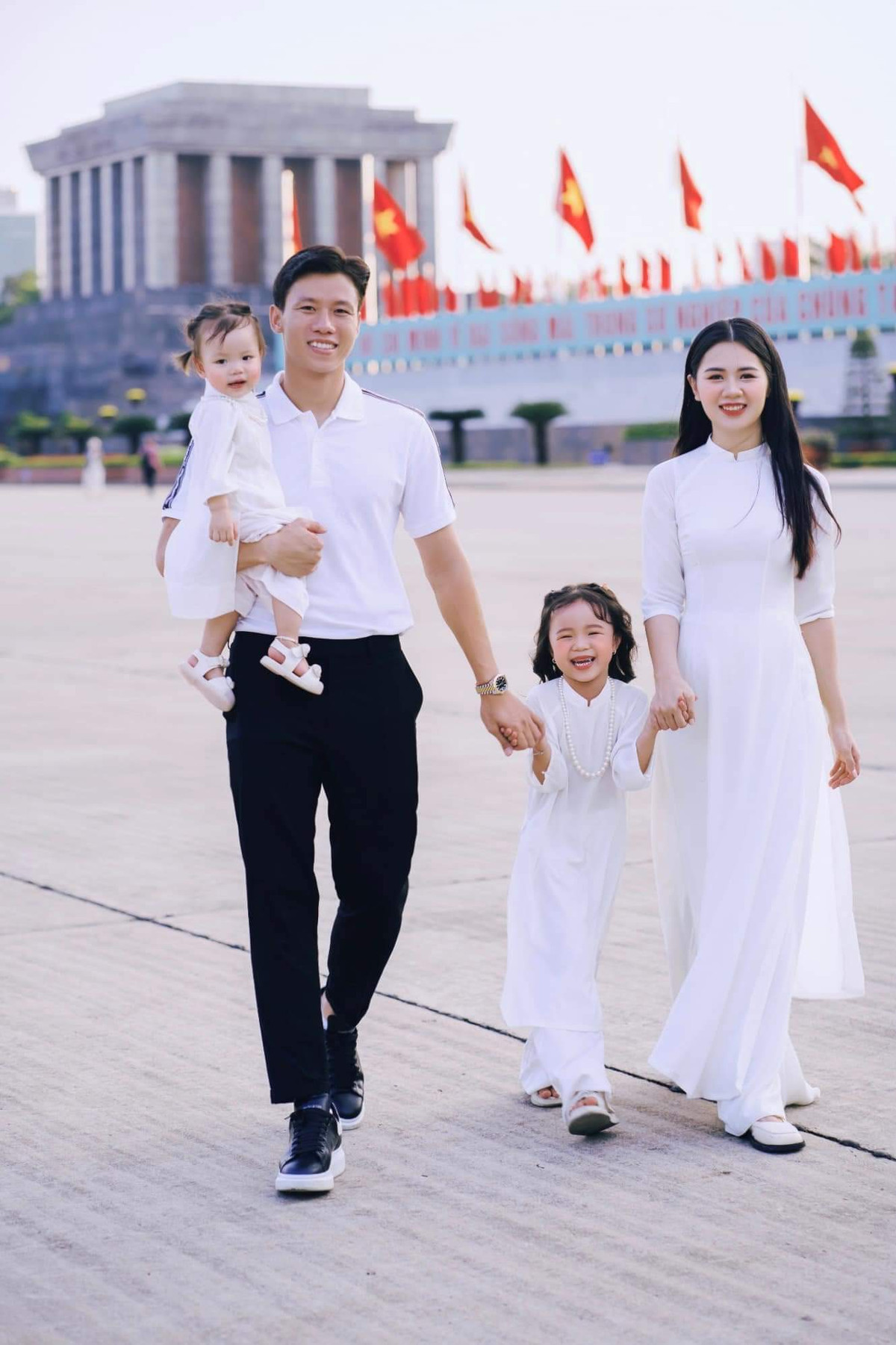 Vợ Quế Ngọc Hải là nàng WAG kín tiếng trên mạng xã hội. Hậu phương vững chắc giúp cầu thủ sinh năm 1993 luôn giữ phong độ ổn định và là chốt chắn quan trọng hàng phòng ngự của CLB Bình Dương và đội tuyển Việt Nam.