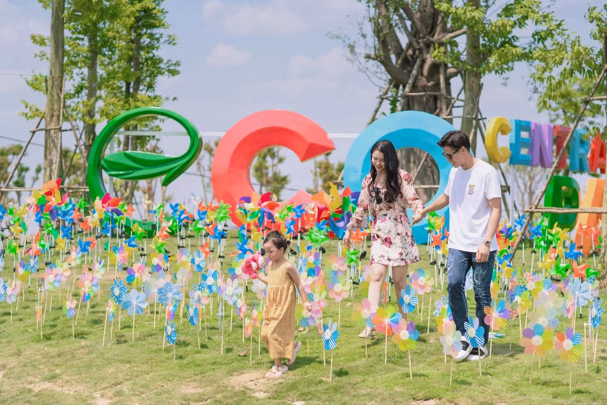 Sự chân thành đã giúp Ngọc Hải cũng có được cái gật đầu đồng ý của Dương Thùy Phương. Tuy nhiên, chàng hậu vệ chẳng vội vàng mà quyết giấu kĩ bạn gái Hoa khôi thêm 1 năm nữa rồi mới chịu công khai và nhanh chóng kết hôn vào đầu năm 2018.