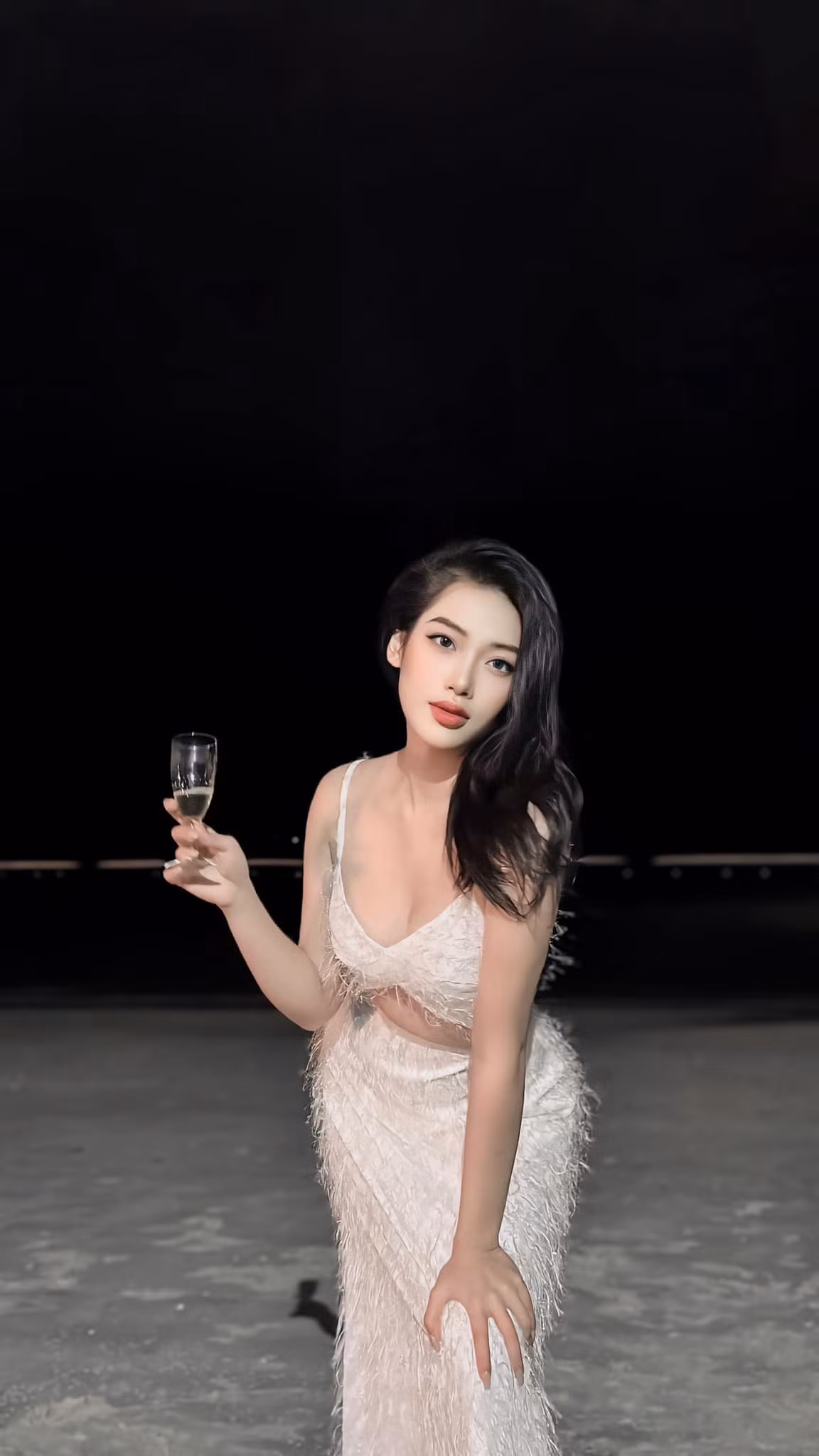 Mình chuyển hướng, kết hợp tập luyện với chế độ ăn uống đủ dinh dưỡng để duy trì mức cân 55kg. Ngoại hình đẹp khiến mình tự tin hơn nhiều. Mình có sức khỏe để trải nghiệm cuộc sống, giúp các chị em khác khỏe đẹp lên mỗi ngày. Cùng với đó, mình có đủ tự tin tham gia những cuộc thi sắc đẹp để có nhiều trải nghiệm hơn". Nữ gymer gốc Quảng Ninh cho biết thêm.