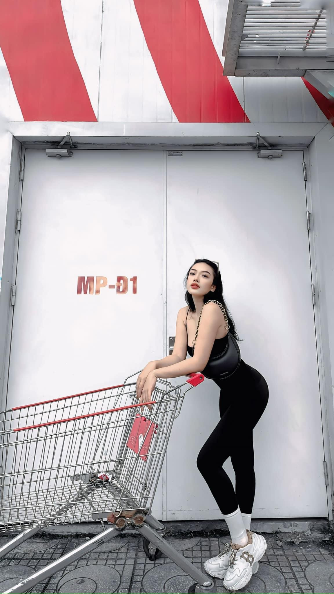 Hoàng Yến cho biết: "Ở độ tuổi hiện tại thì mình nhận ra việc quay về chăm sóc sức khoẻ cùng yêu bản thân điều đó làm mình hạnh phúc. Mình thấy thực phẩm nạp vào cơ thể rất quan trọng và khi kết hợp đúng với nhau sẽ giúp cải thiện sức khoẻ cũng như vóc dáng rất hiệu quả, hiện tại thì mình thích ăn thiên chay nhưng không thuần chay 100% mình cứ thuận theo tự nhiên thôi...