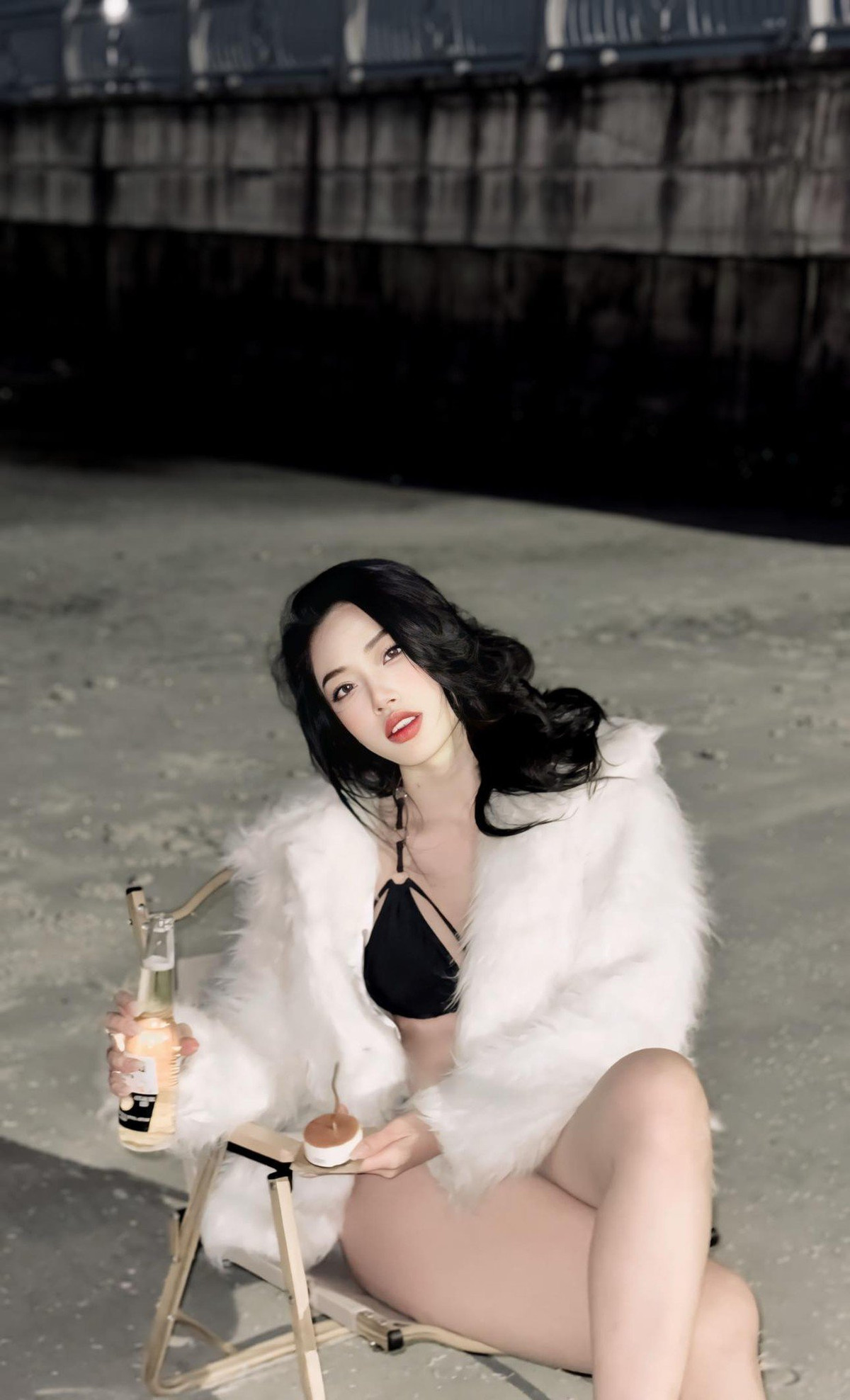 Theo Hoàng Yến cho biết: "61kg không phải là con số quá đáng sợ đúng không? Nhưng vì mình cao, mỡ lại phân bổ đều khắp cơ thể nên nhìn to lù lù. Trong vòng 1 năm, mình giảm được 10kg. Tuy nhiên, sau khi tập, mình từ nặng mỡ chuyển sang nặng cơ, lúc xuống 51kg là khá gầy, cơ thể thiếu sức sống...