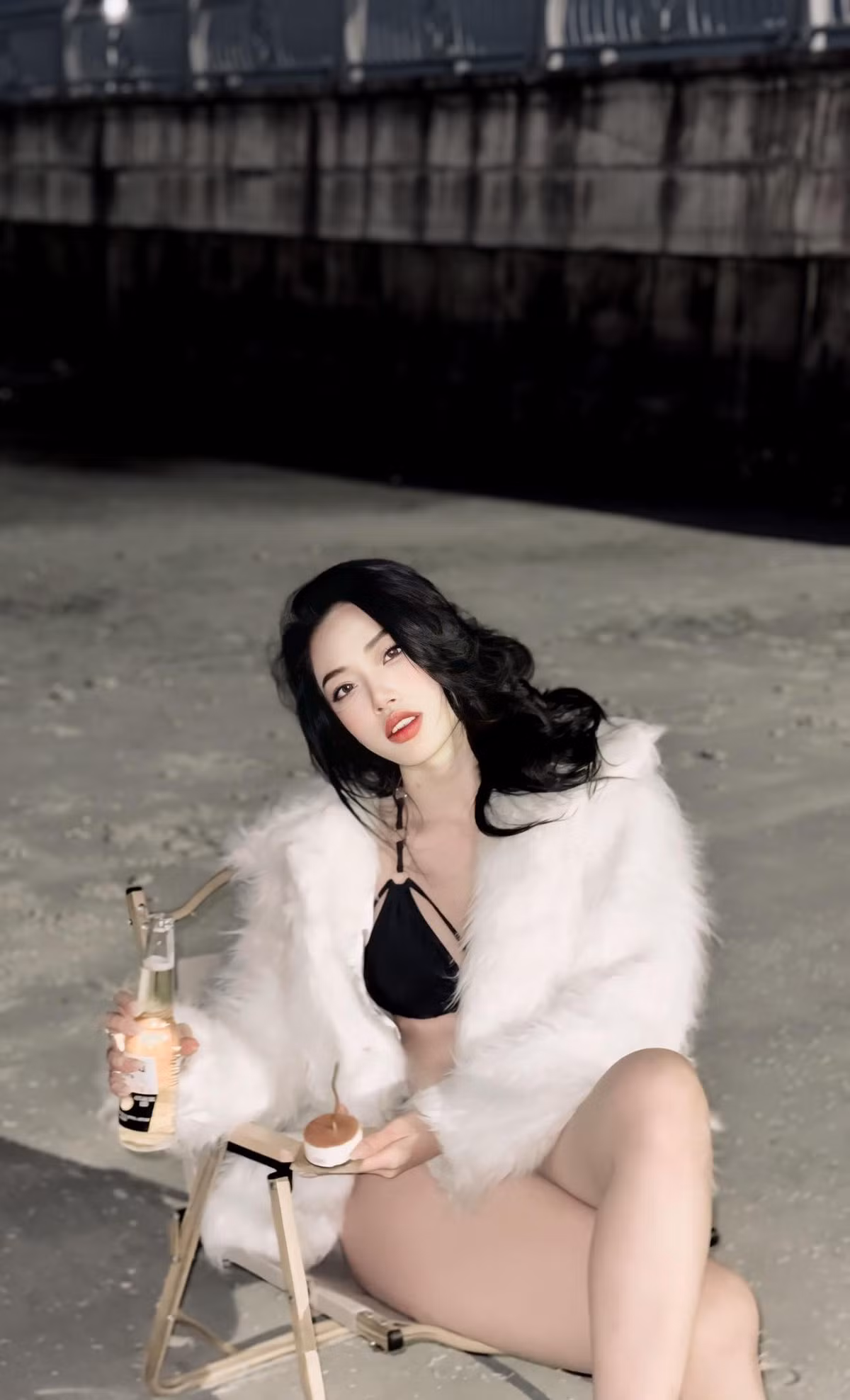 Theo Hoàng Yến cho biết: "61kg không phải là con số quá đáng sợ đúng không? Nhưng vì mình cao, mỡ lại phân bổ đều khắp cơ thể nên nhìn to lù lù. Trong vòng 1 năm, mình giảm được 10kg. Tuy nhiên, sau khi tập, mình từ nặng mỡ chuyển sang nặng cơ, lúc xuống 51kg là khá gầy, cơ thể thiếu sức sống...