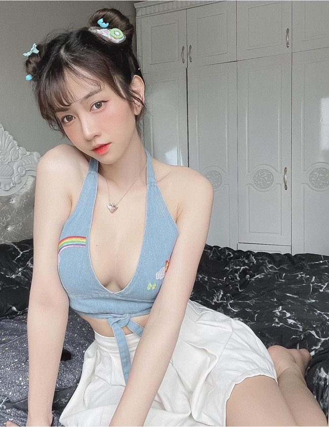 Lê Bống là một trong những hot girl TikTok nổi tiếng nhất nhì mạng xã hội Việt Nam hiện nay. Một trong điểm thu hút của gái xinh này là vóc dáng ấn tượng nhất là khi cô từng có thời gian mũm mĩm.