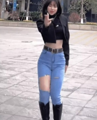 Nhưng Poppy Nguyễn lại nổi bật với vóc dáng thon gọn, cân đối và không kém phần quyến rũ.