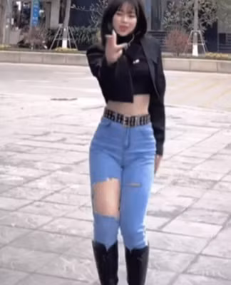 Nhưng Poppy Nguyễn lại nổi bật với vóc dáng thon gọn, cân đối và không kém phần quyến rũ.