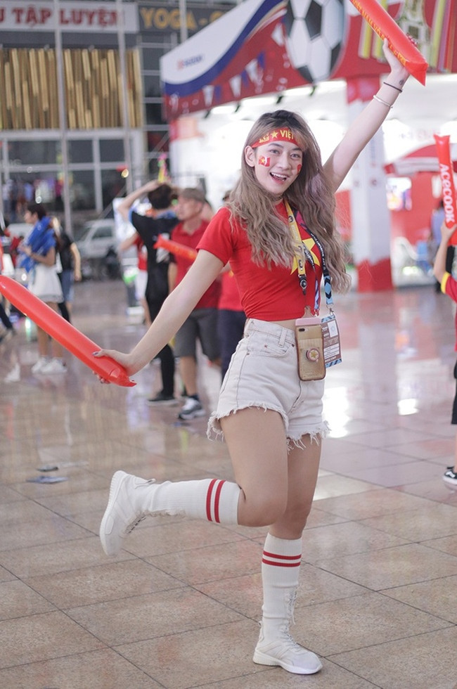 Mới đây, Lê Bống còn tham gia thi Hoa hậu Thể thao. Tuy nhiên, chuyện vóc dáng thật của cô khiến nhiều người không khỏi bàn tán.