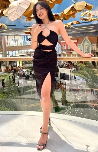 Trần Thanh Tâm vẫn được biết đến với biệt danh "hot girl trứng rán" với video "thả thính" được chia sẻ rộng rãi. Gái xinh sinh năm 2000 này nhiều lần bị bóc mẽ ngoại hình khác xa trong ảnh hay các video đăng tải trên mạng xã hội.