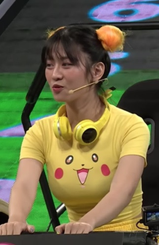 Không ít lần, Lê Bống bị dân mạng bóc mẽ thân hình không được chuẩn như những hình ảnh đăng tải trên mạng xã hội. Thậm chí, cũng có một số lời đồn hot TikToker này can thiệp "dao kéo" để sở hữu vóc dáng trong mơ.