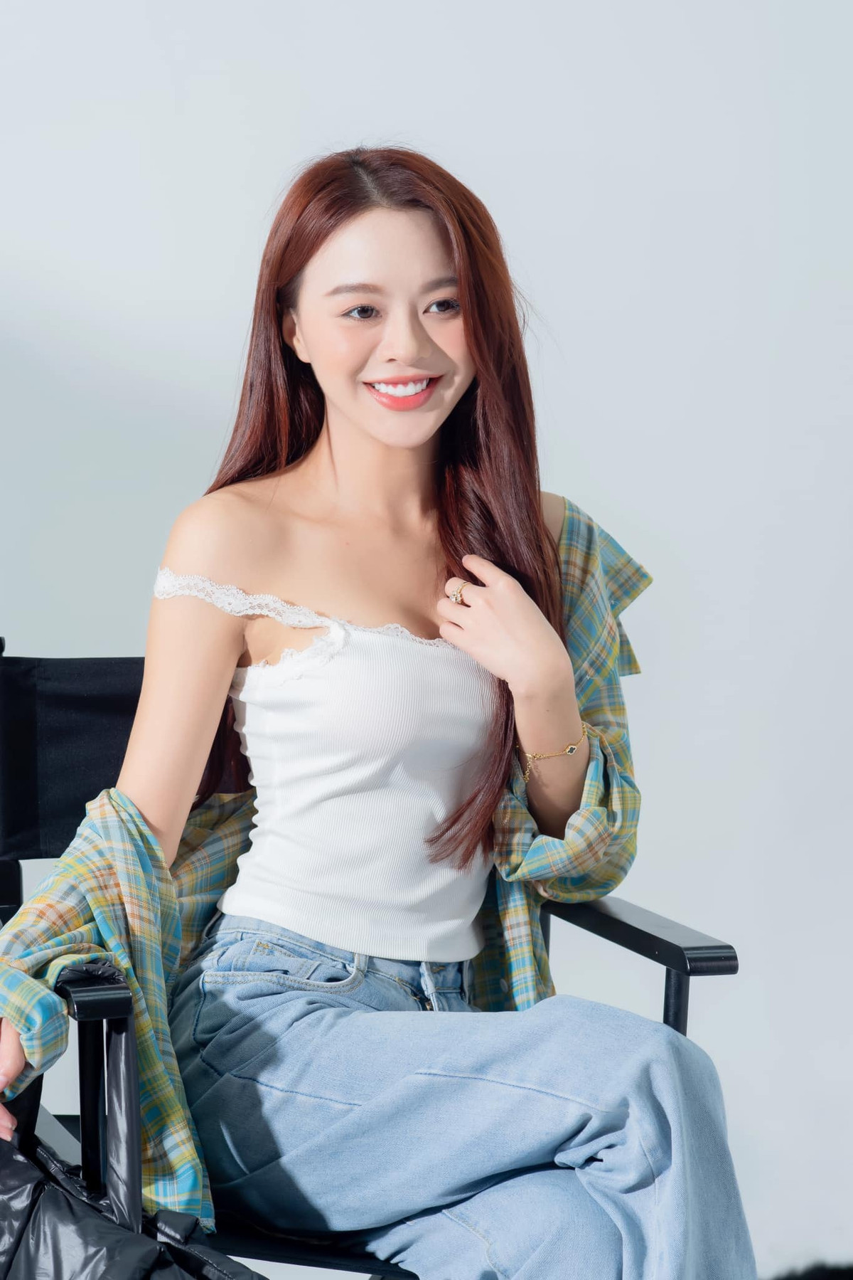 Những bình luận như “Quá xinh đẹp”, “Eo thon như thế này ai mà không mê”, hay “Cô gái này thật sự rất quyến rũ” đã nhanh chóng xuất hiện dưới những bức ảnh của cô nàng hot TikToker này.