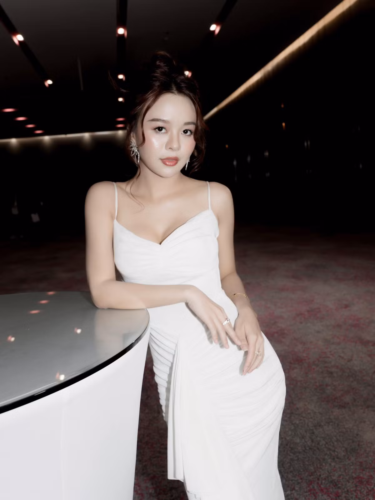 Cư dân mạng ngay khi ngắm loạt ảnh không tiếc lời khen ngợi Chu Nhã Mi vì sự tự tin và sắc đẹp của cô.