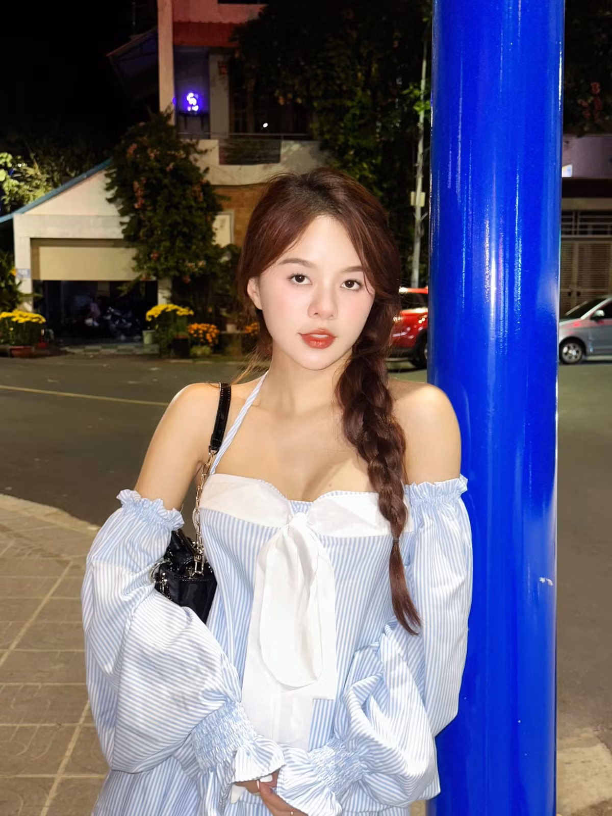 Đặc biệt, phần eo thon gọn và vòng một quyến rũ của cô nàng khiến người xem không khỏi trầm trồ, khó có thể rời mắt khỏi màn hình.