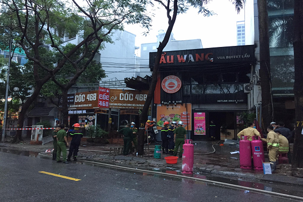 Ha Noi: Chay lon o quan lau tren pho Duy Tan, Cau Giay